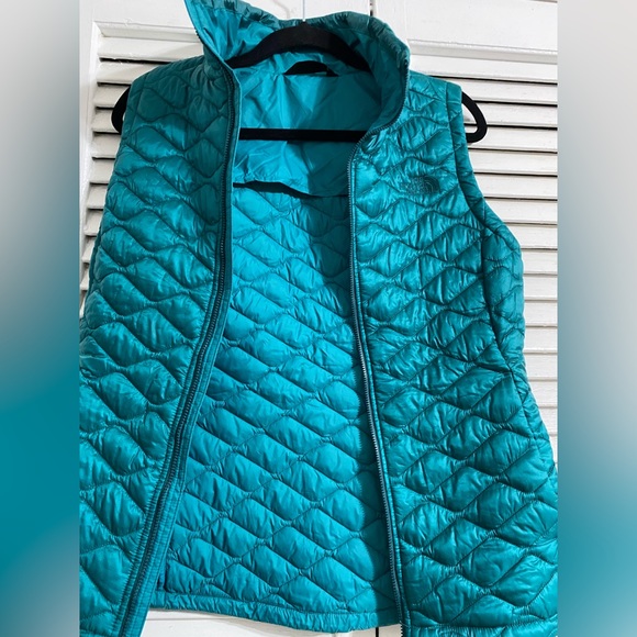 The North Face Quilted Teal Thermoball Vest - Picture 3 of 7